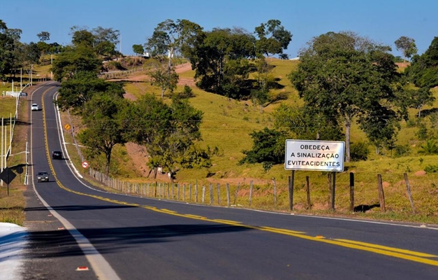 Caiado entrega obra de restauração da GO-414 entre Roselândia e Bela Vista
