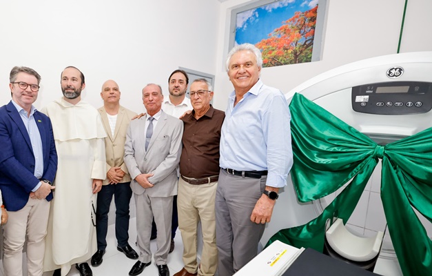 Caiado entrega tomógrafo ao hospital São Pedro D’Alcântara