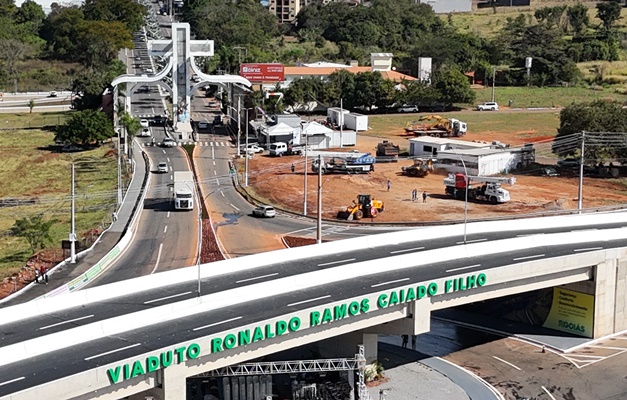 Caiado entrega viaduto na entrada de Trindade