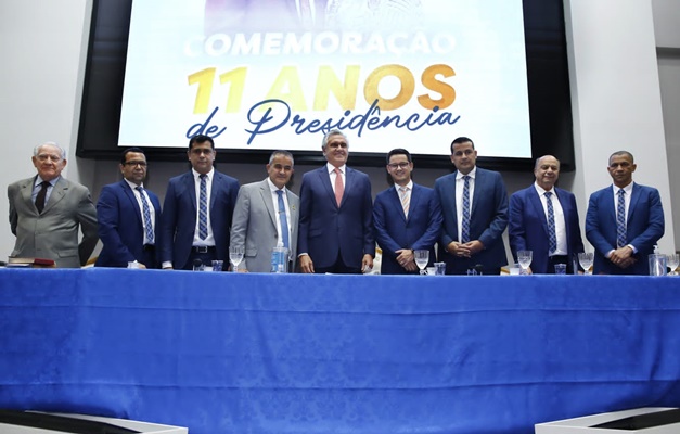 Caiado participa de homenagem a pastor Josué Gouveia no Ministério Vila Nova