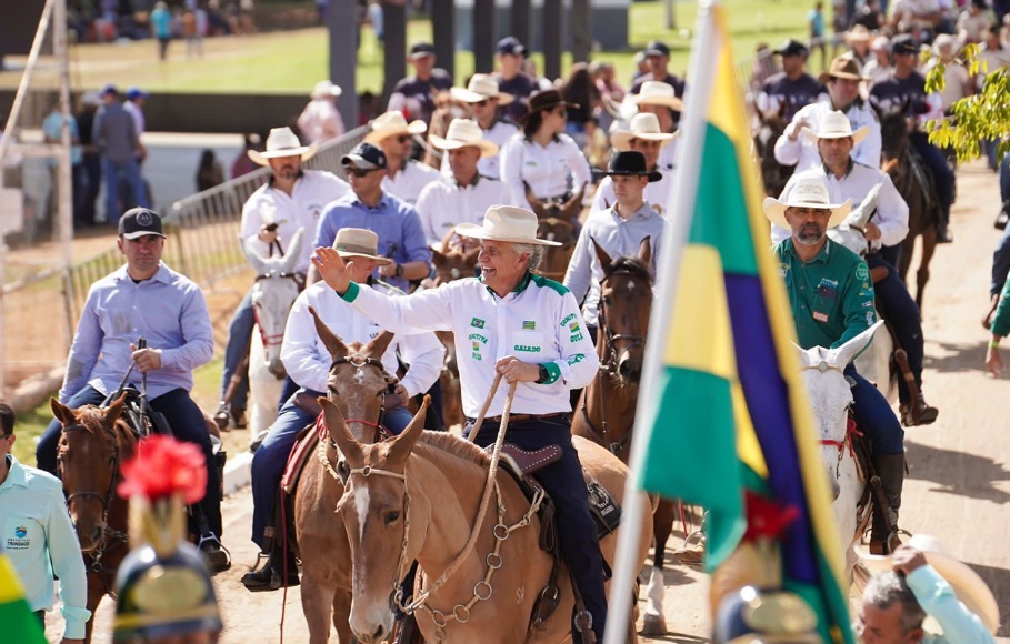 Caiado participa do desfile de carros de boi na Festa do Divino Pai Eterno