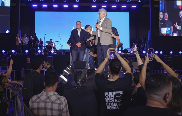 Caiado prestigia encontro evangélico da Igreja Impactados em Goiânia