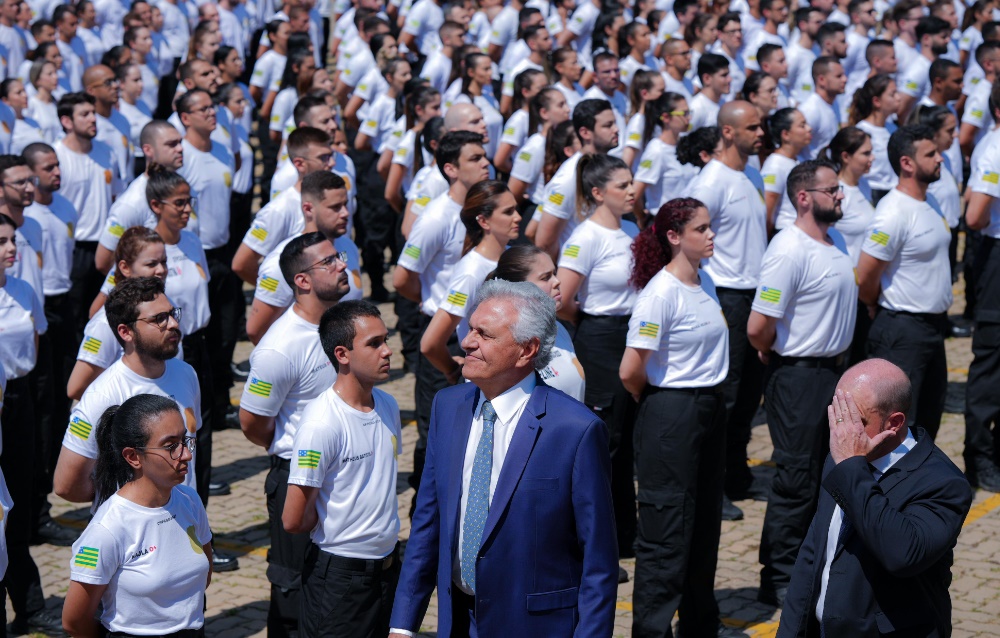 Caiado promove 504 policiais civis e assina decretos de nomeações