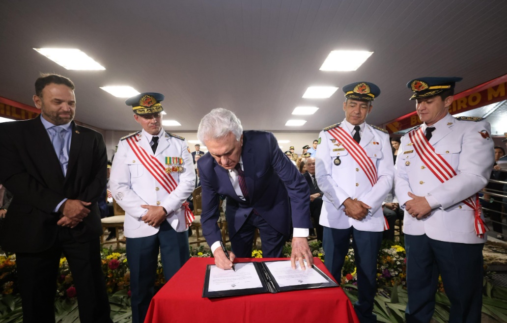 Caiado promove 650 bombeiros militares em Goiás