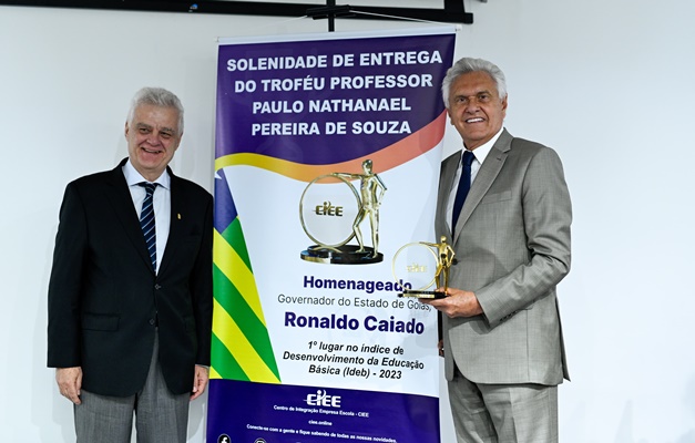 Caiado recebe homenagem em Brasília pelo desempenho da Educação em Goiás 