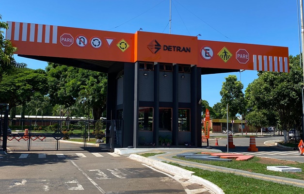 Caiado sanciona lei para realização de concurso público no Detran-GO