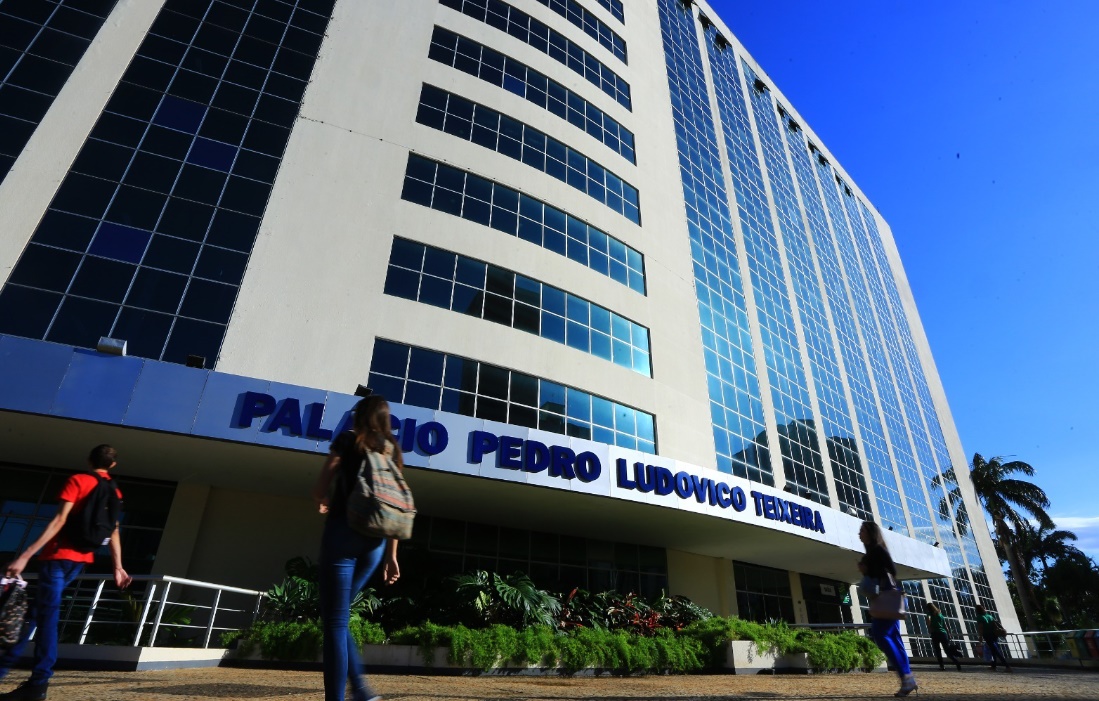 Caiado sanciona reajustes e reestruturação de carreiras para servidores