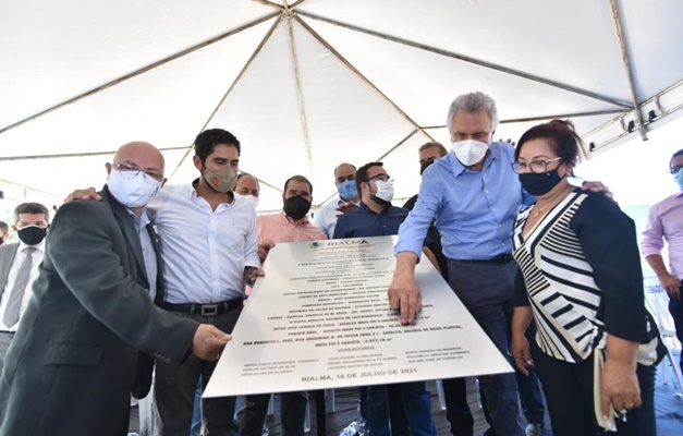 Caiado vistoria obras da GO-480 durante celebração dos 68 anos de Rialma