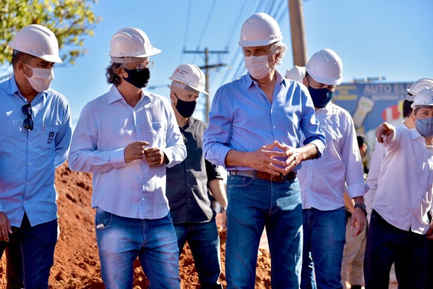 Caiado vistoria obras de saneamento em Aparecida de Goiânia