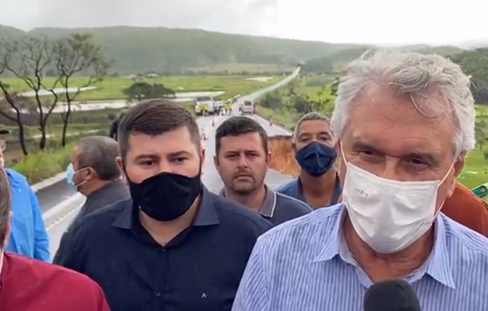 Caiado vistoria trecho da GO-118 bloqueado após erosão: 'Transtorno grave'