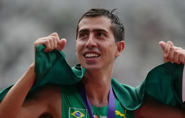 Caio Bonfim é campeão mundial dos 20 km da marcha atlética em Tóquio