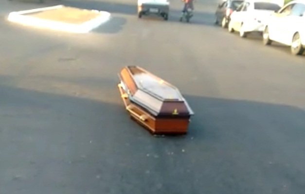 Caixão cai de carro funerário na Rua Jaraguá, em Goiânia 