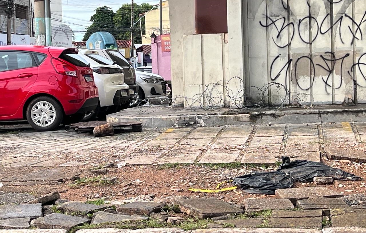 Calçadas de Goiânia viram prova de obstáculos para pedestres