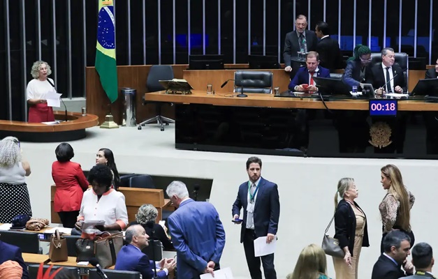 Câmara aprova atendimento prioritário para mães e pais atípicos no SUS