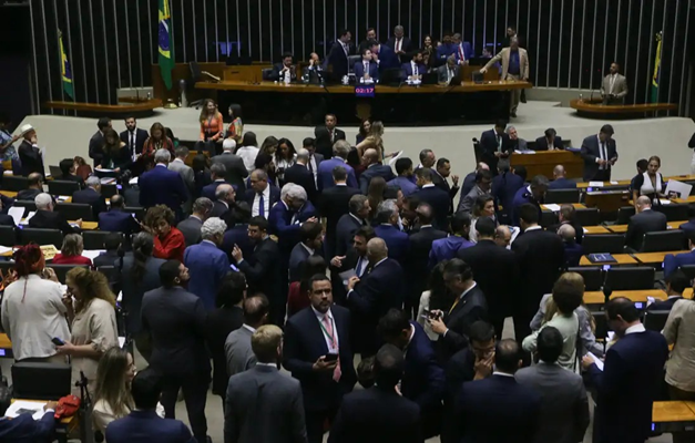Câmara aprova isenção do IR para quem ganha até R$ 5 mil 