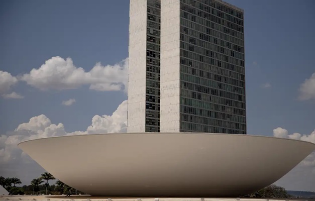 Câmara aprova pena para quem divulgar imagens de nudez geradas por IA