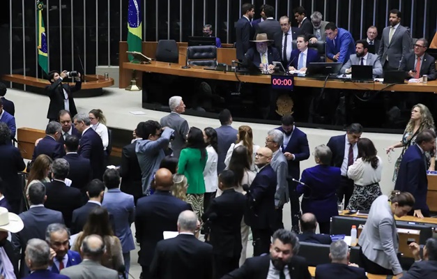 Câmara aprova projeto que reajusta salários de servidores públicos