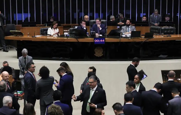 Câmara aprova urgência para isenção do IR de quem ganha até R$ 5 mil