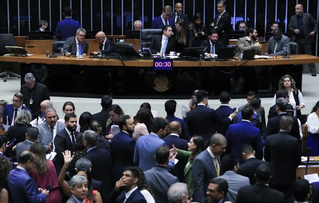 Câmara aprova urgência para suspender decreto do IOF