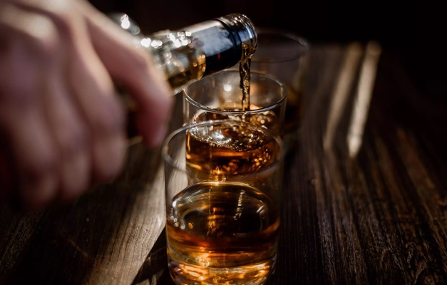 Câmara aprova urgência para tornar adulteração de bebidas crime hediondo