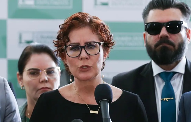 Câmara autoriza licença de 127 dias à deputada Carla Zambelli