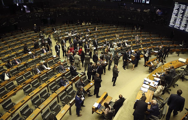 Câmara pagou até R$ 45,5 mil por passagem área para parlamentar