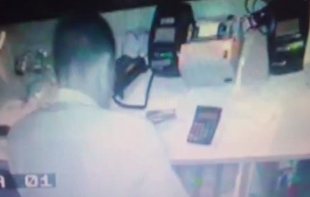 Câmeras de segurança flagram funcionário furtando empresa em Caldas Novas