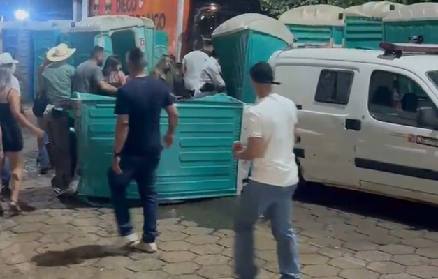 Caminhão baú perde o controle e atropela multidão em Itaberaí