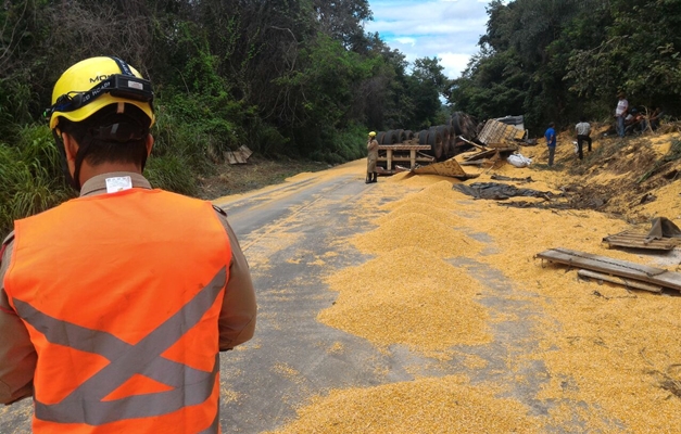 Caminhão bitrem tomba e interdita parcialmente a GO-070 na cidade de Goiás