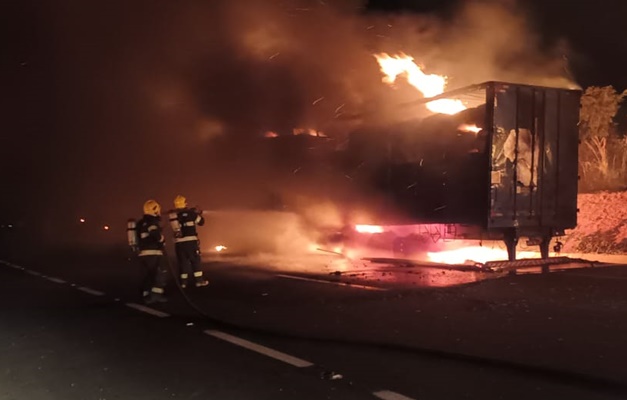 Caminhão carregado com algodão pega fogo na BR-050 em Catalão