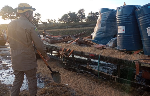 Caminhão carregado com produto inflamável se envolve em acidente em Alexânia