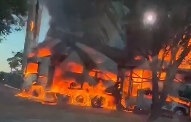 Caminhão-cegonha carregado com carros pega fogo em Aparecida de Goiânia