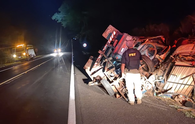 Caminhão com mudança capota na BR-153 em Jaraguá