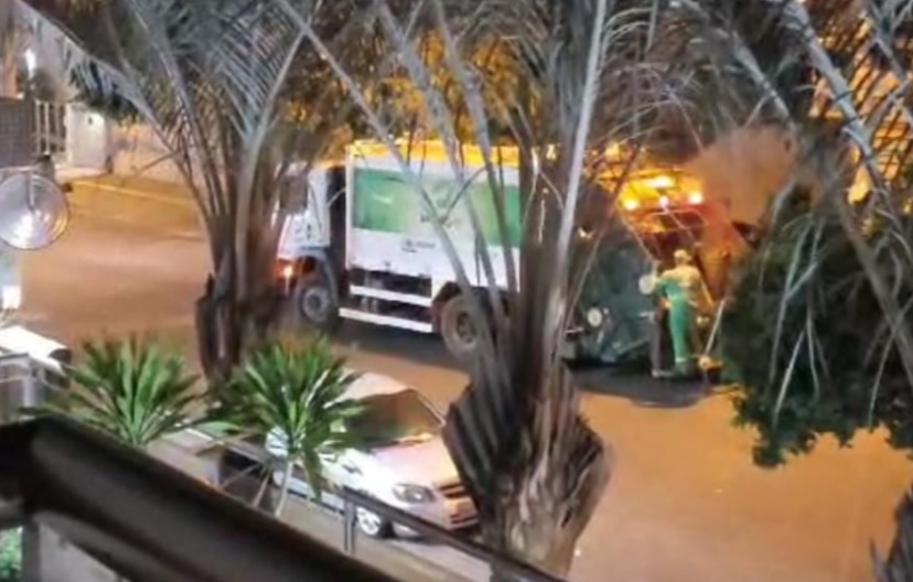 Caminhão da coleta de lixo é flagrado na contramão em Goiânia; veja vídeo