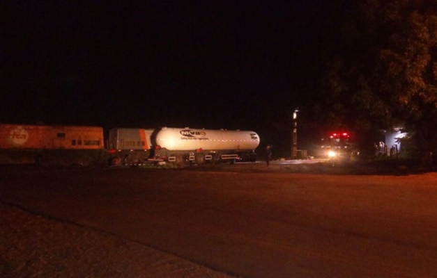 Caminhão de combustível colide com trem em Senador Canedo