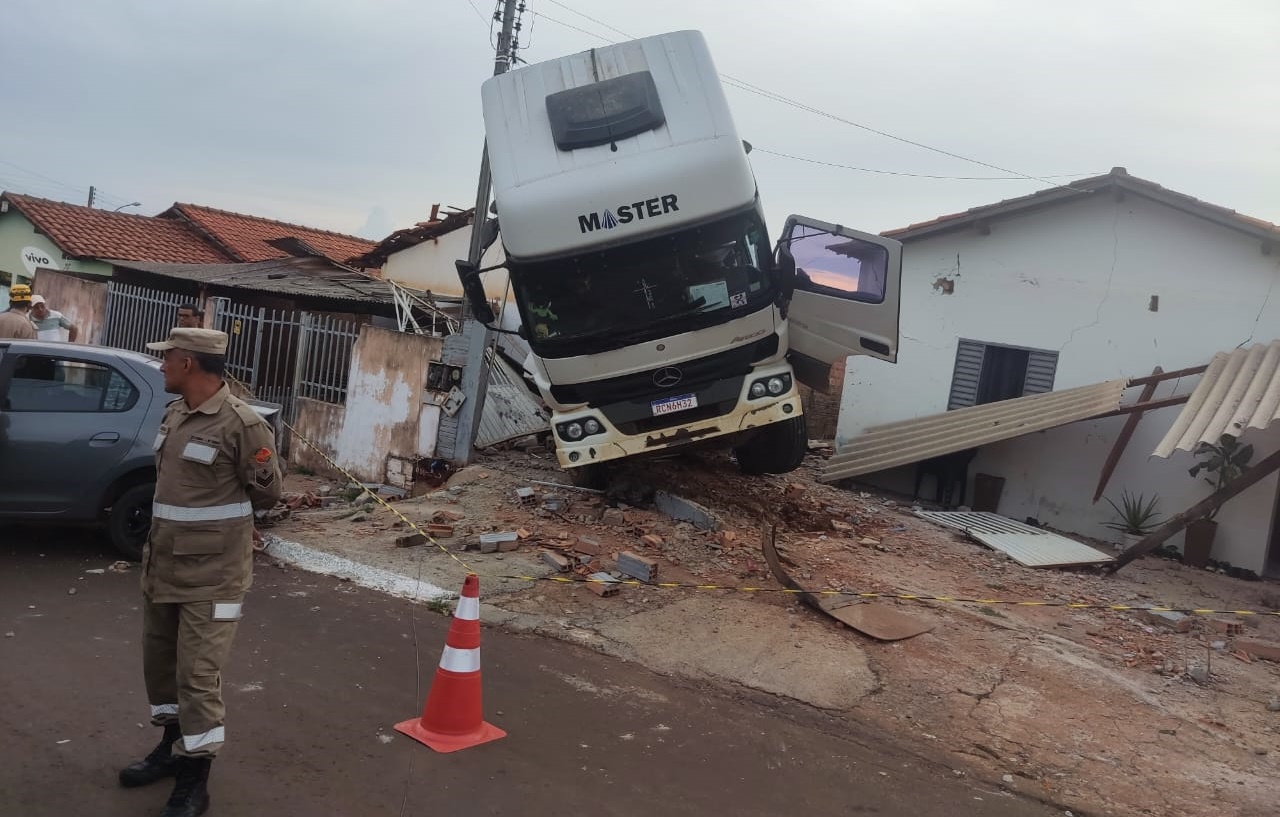 Caminhão desgovernado invade casa e deixa dois feridos em Mineiros