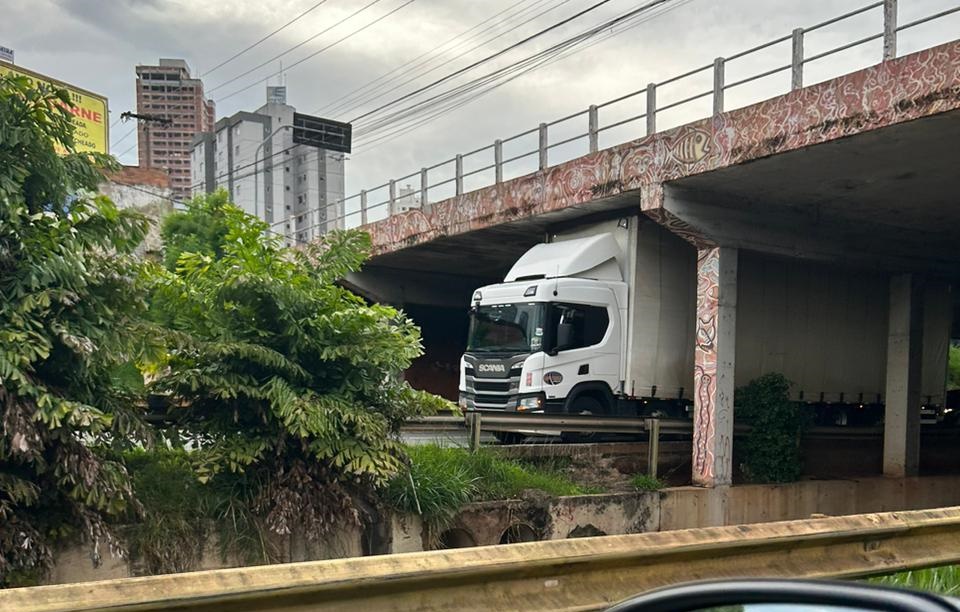 Caminhão entala em viaduto na Marginal Botafogo em Goiânia