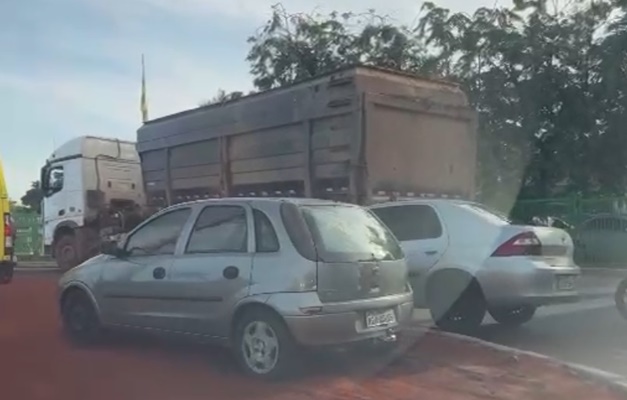 Caminhão estacionado em rotatória bloqueia tráfego em Goiânia