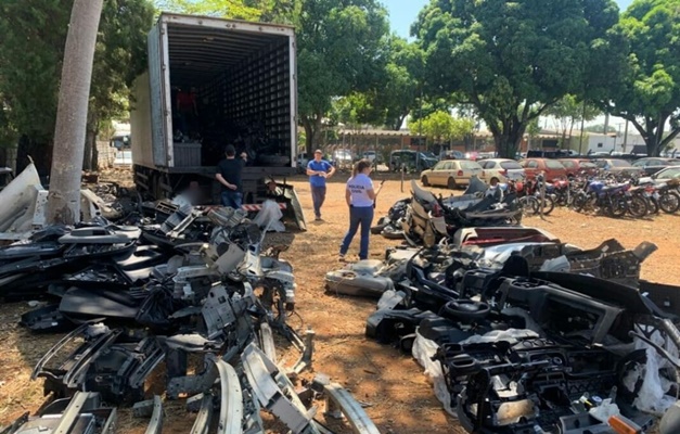 Caminhão que transportava carros cortados é apreendido em Guapó