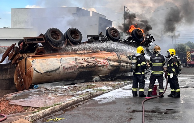 Caminhão-tanque capota e deixa 4 feridos em Rio Verde