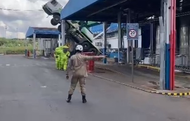 Caminhão tomba e atinge tubulação de amônia em Goiânia 