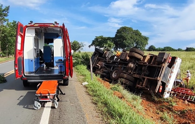 Caminhão tomba fora da pista e deixa sete pessoas feridas em Pirenópolis