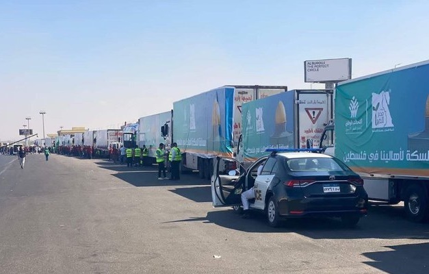 Caminhões com ajuda humanitária entram na Faixa de Gaza