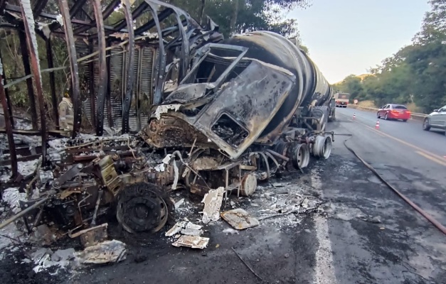 Caminhões pegam fogo após acidente na BR-020, em Formosa