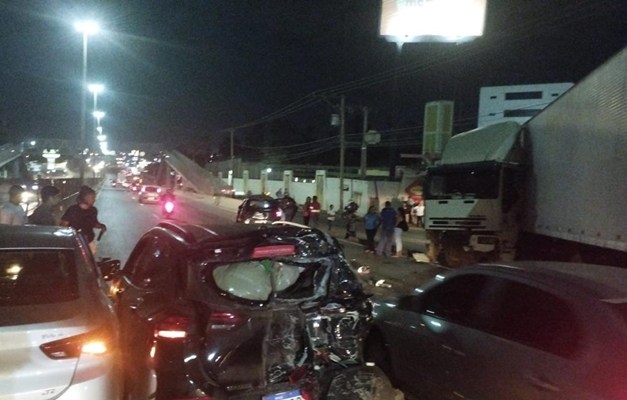 Caminhoneiro desvia de moto e causa engavetamento em Aparecida de Goiânia