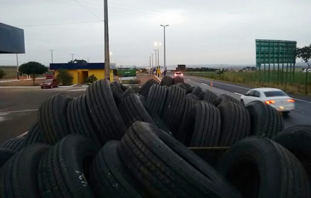 Caminhoneiro é flagrado com 180 pneus contrabandeados em Itumbiara (GO)