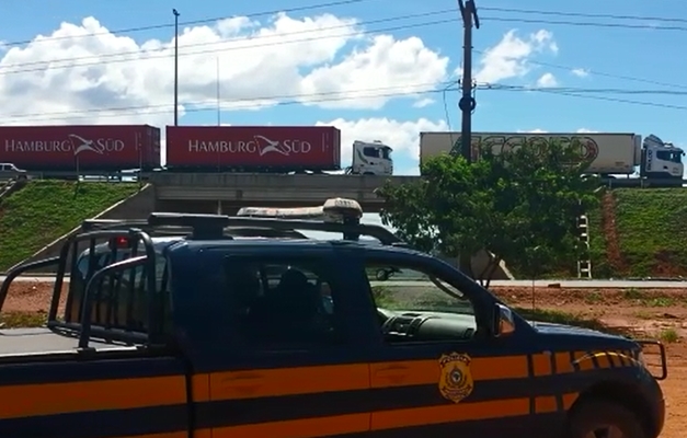 Caminhoneiros bloqueiam BR-153 em Aparecida de Goiânia e Itumbiara 