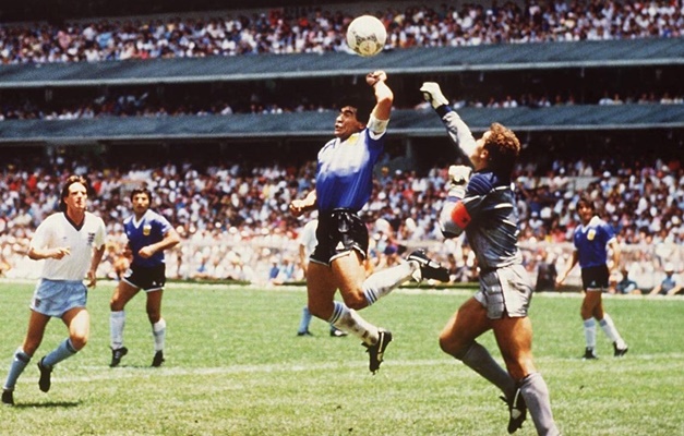 Camisa de Maradona no gol com a 'mão de Deus' é leiloada por R$ 44,3 milhões