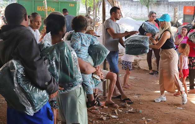Campanha Aquecendo Vidas realiza entrega de cobertores em Aparecida