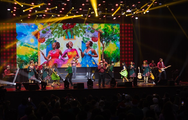 Cantata une música sertaneja com canções natalinas em Goiânia